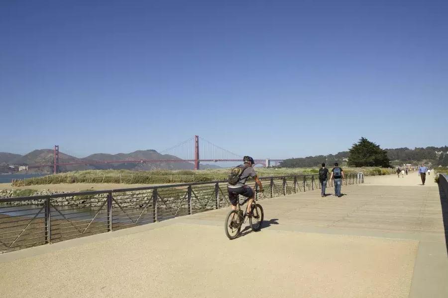 一名男子在克里西球场的小路上骑自行车. San Francisco, Californie.