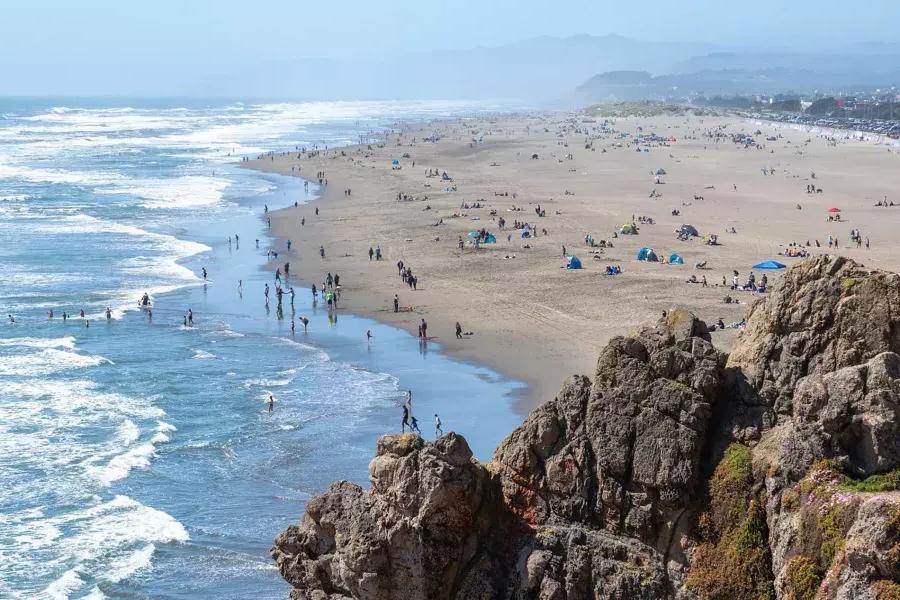 Olhando para a Ocean Beach de São Francisco a partir dos penhascos.